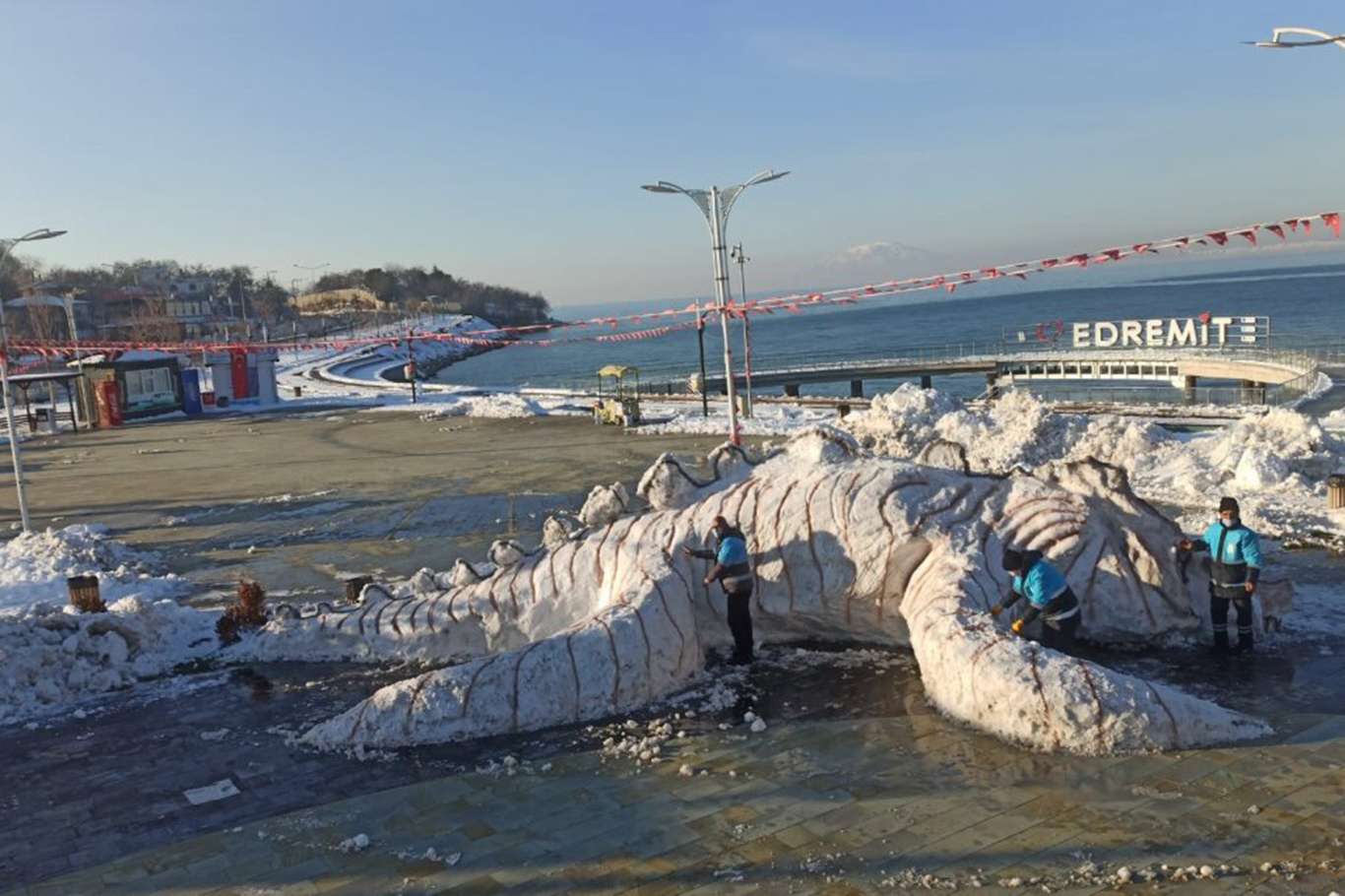 Van Gölü kıyısında kardan “Van Gölü Canavarı” yaptılar Van Gölü kıyısında kardan “Van Gölü Canavarı” yaptılar